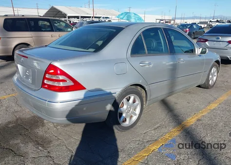 2003 Mercedes-Benz C 240 z USA, uszkodzony, nr VIN WDBRF61J13A480675